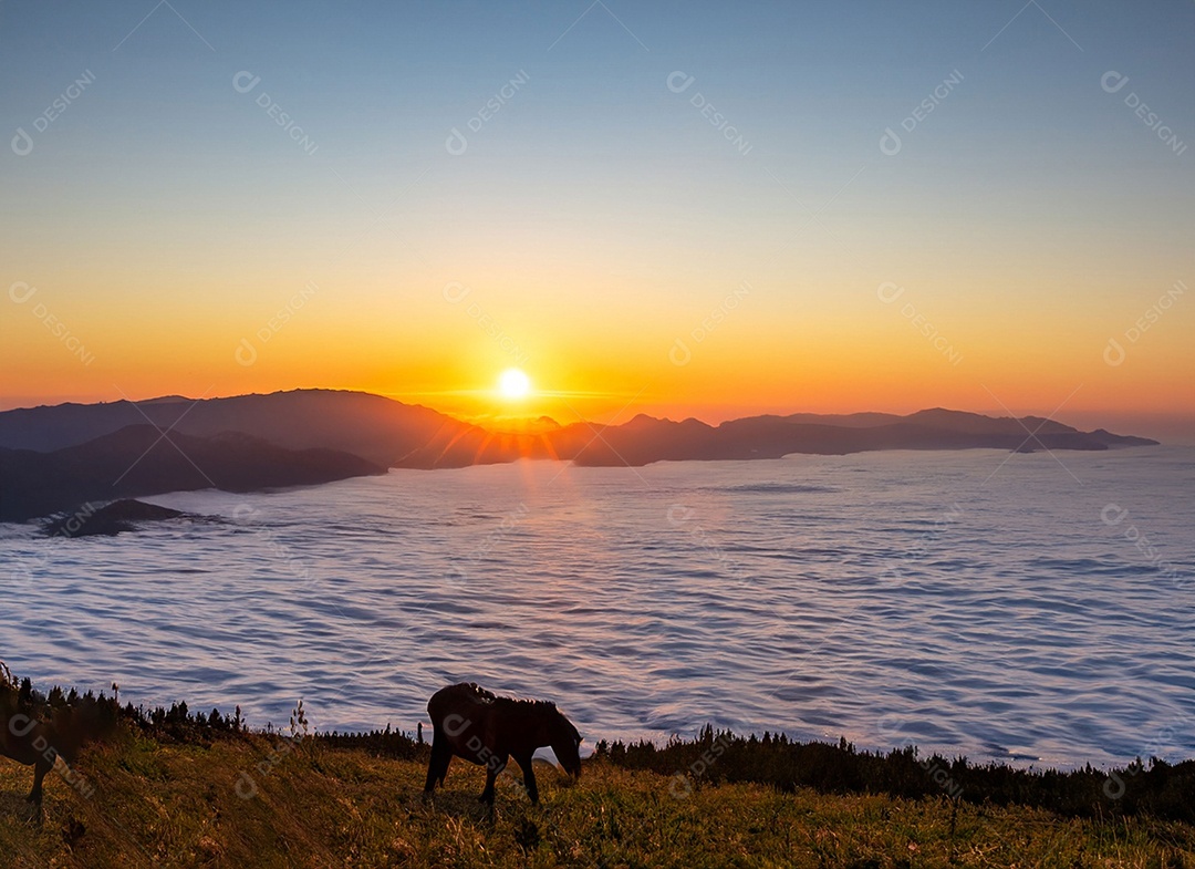 Lindo pôr do sol na montanha