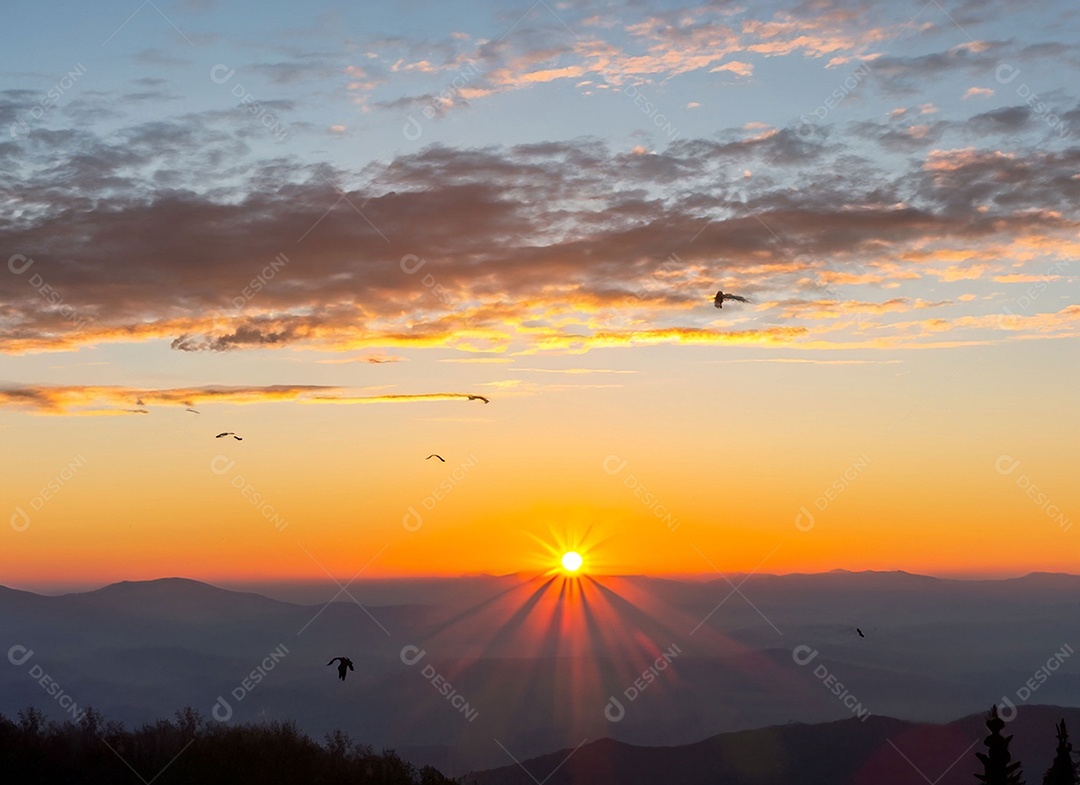 Lindo pôr do sol na montanha