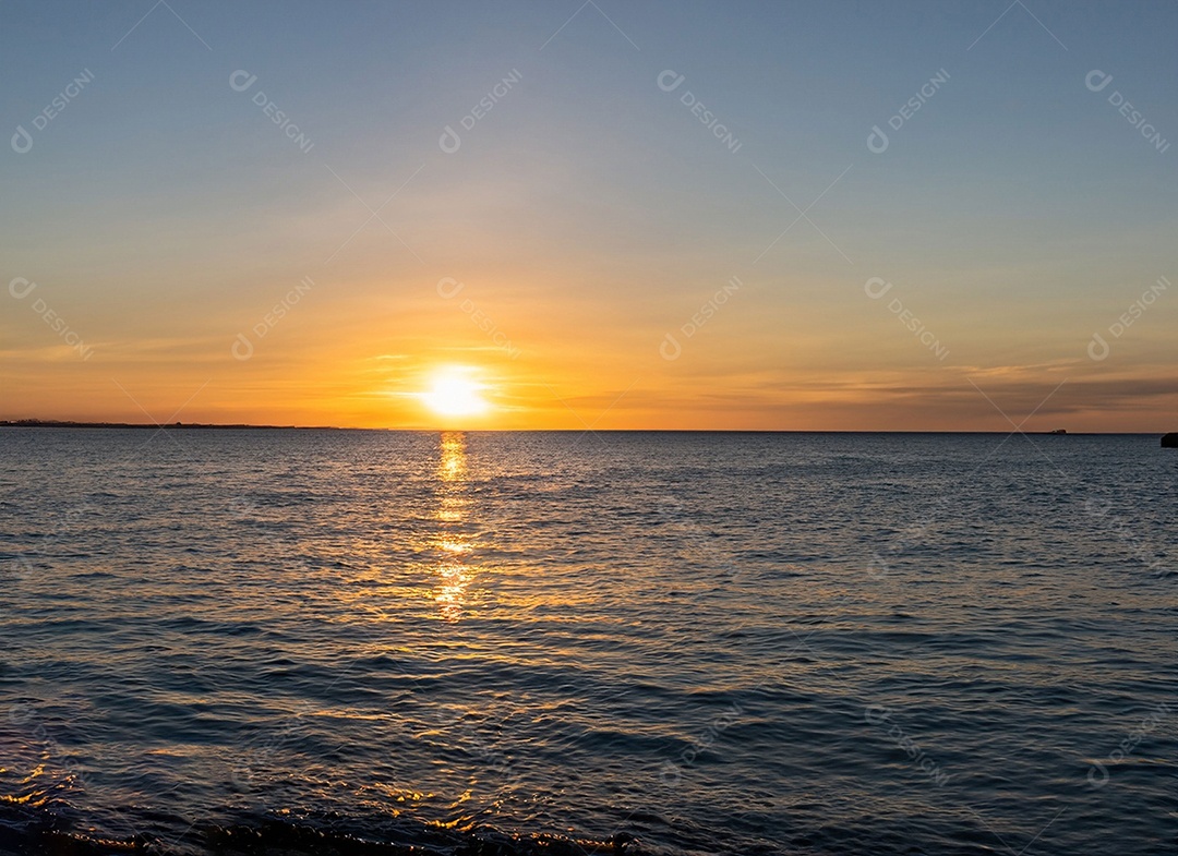 Lindo pôr do sol na praia