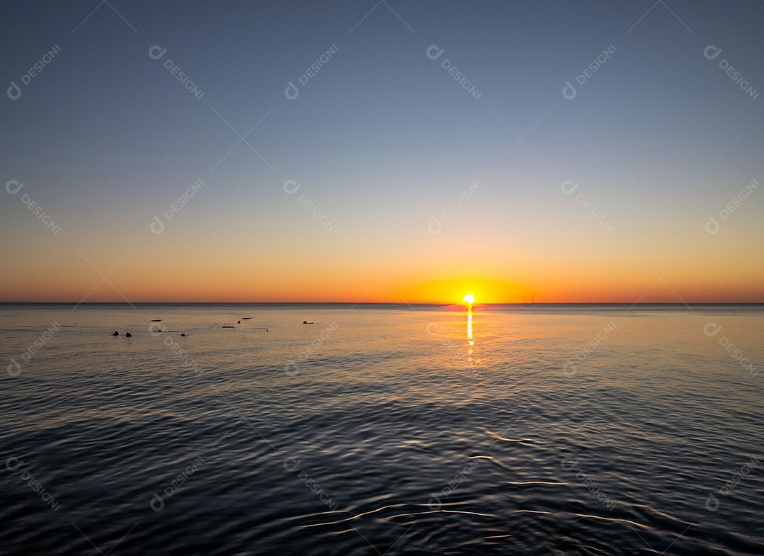 Lindo do pôr do sol na praia