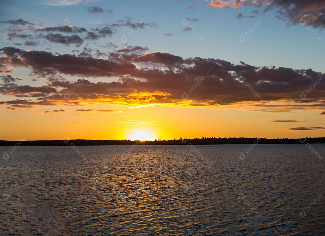 Lindo pôr do sol na praia