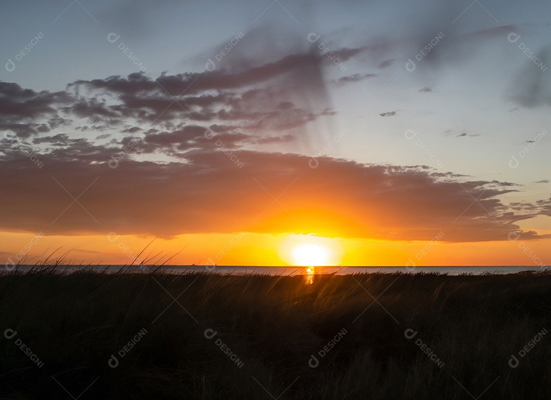 Lindo pôr do sol na praia