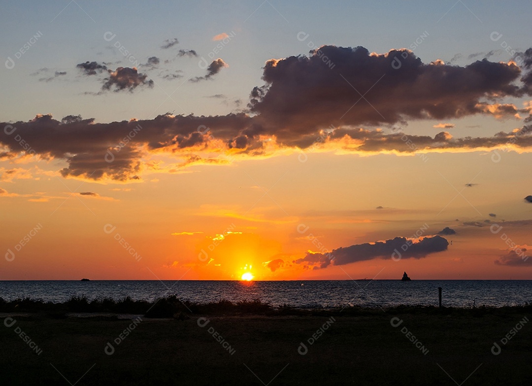 Lindo pôr do sol na praia
