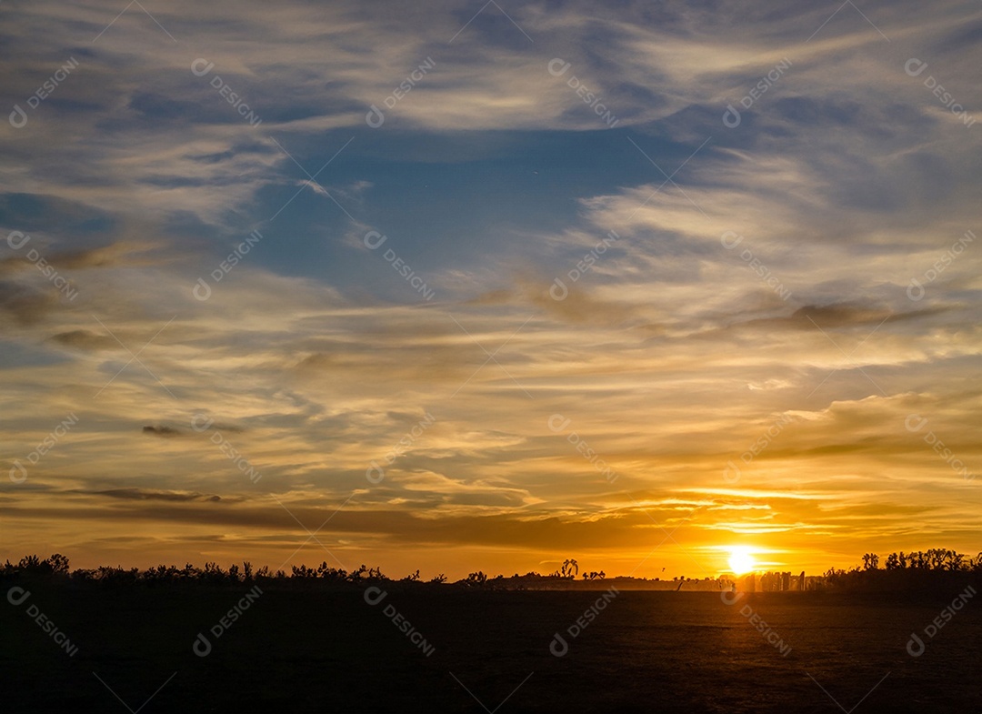 Lindo pôr do sol na praia
