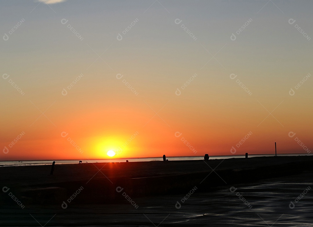 Lindo pôr do sol na praia