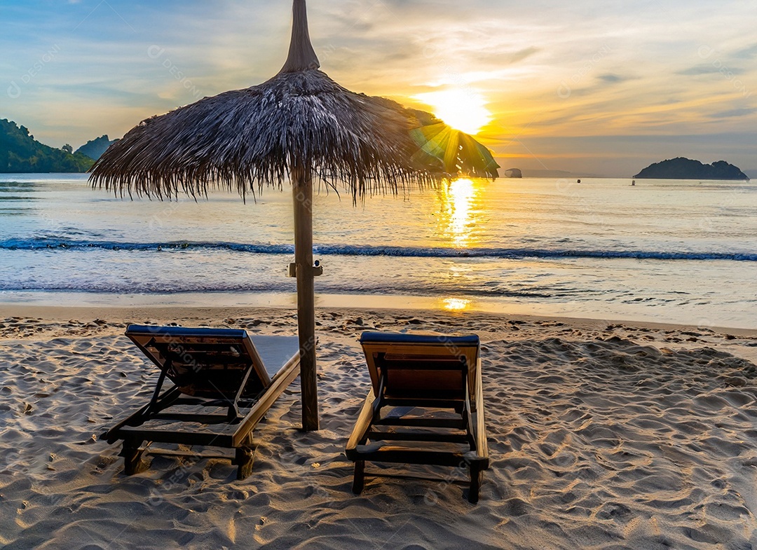 Cadeiras de praia na areia