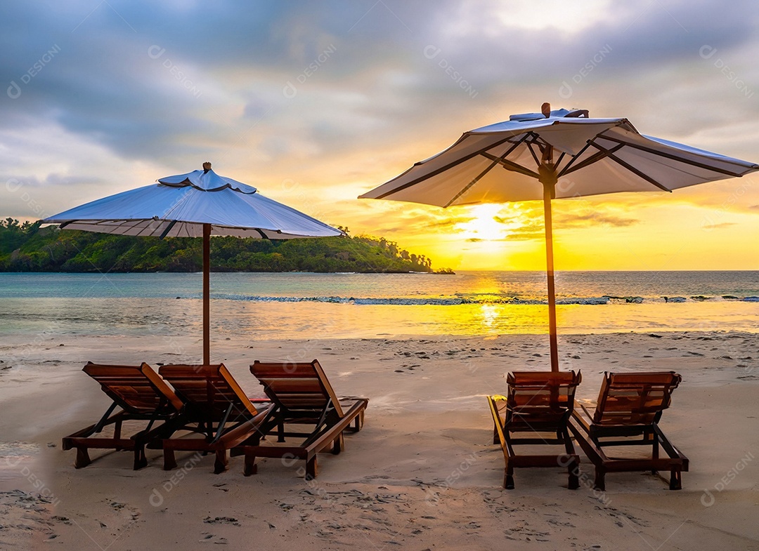 Cadeiras de praia na areia