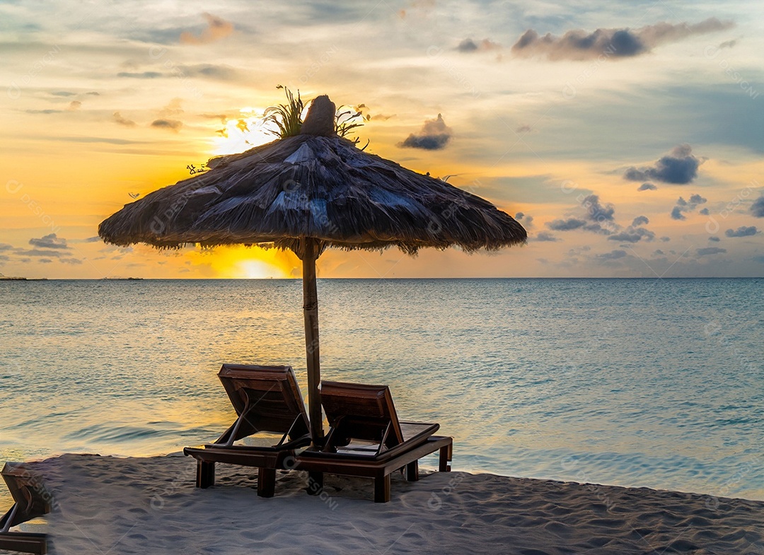 Cadeiras de praia na areia