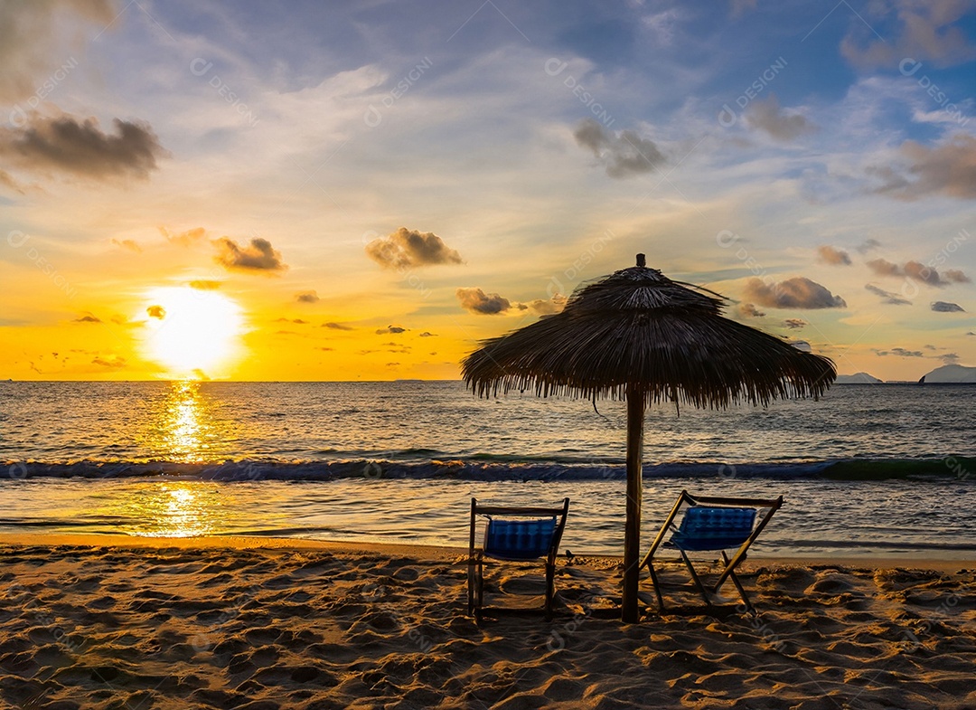 Cadeiras de praia na areia