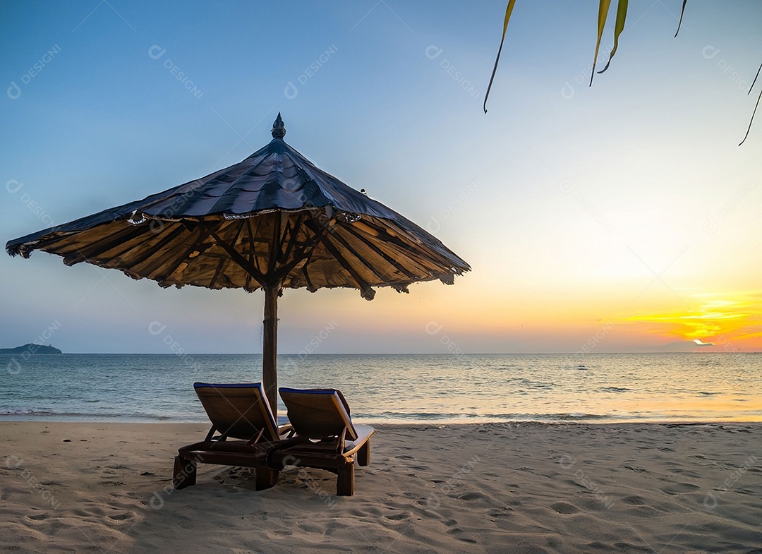 Cadeiras de praia na areia