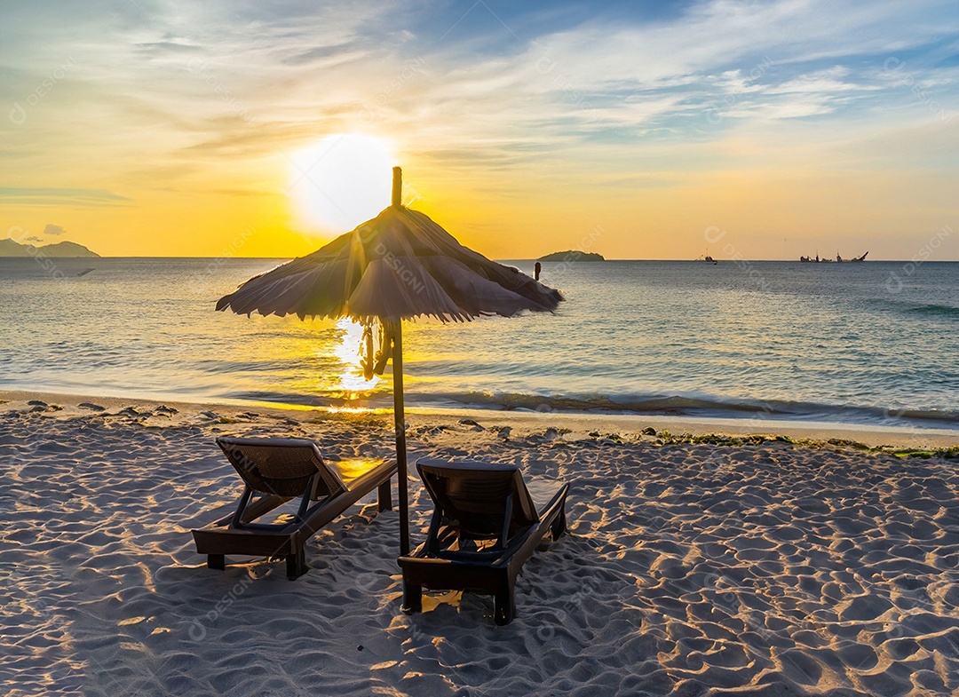 Cadeiras de praia na areia