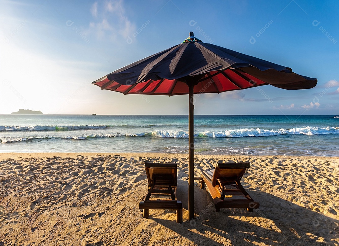 Cadeiras de praia na areia