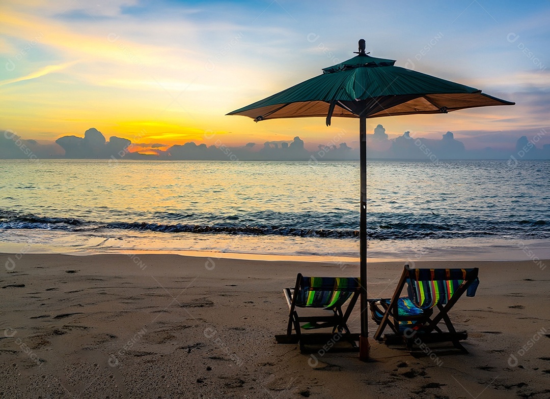 Cadeiras de praia na areia