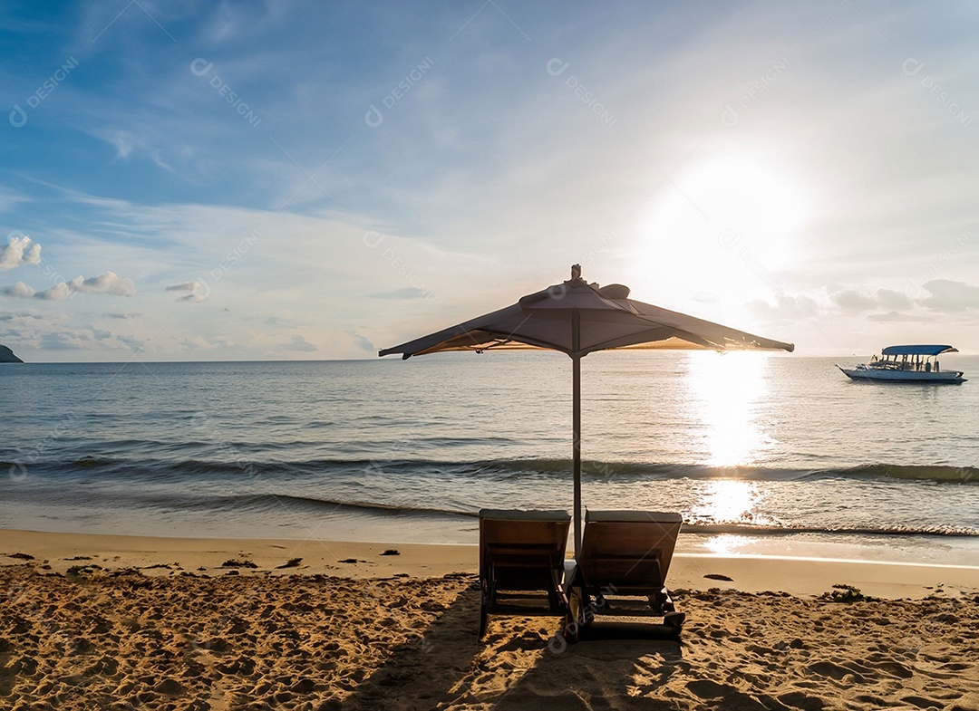 Cadeiras de praia na areia
