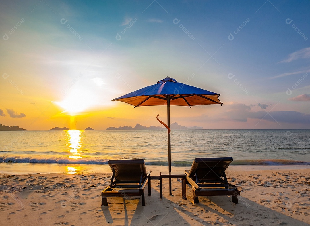 Cadeiras de praia na areia