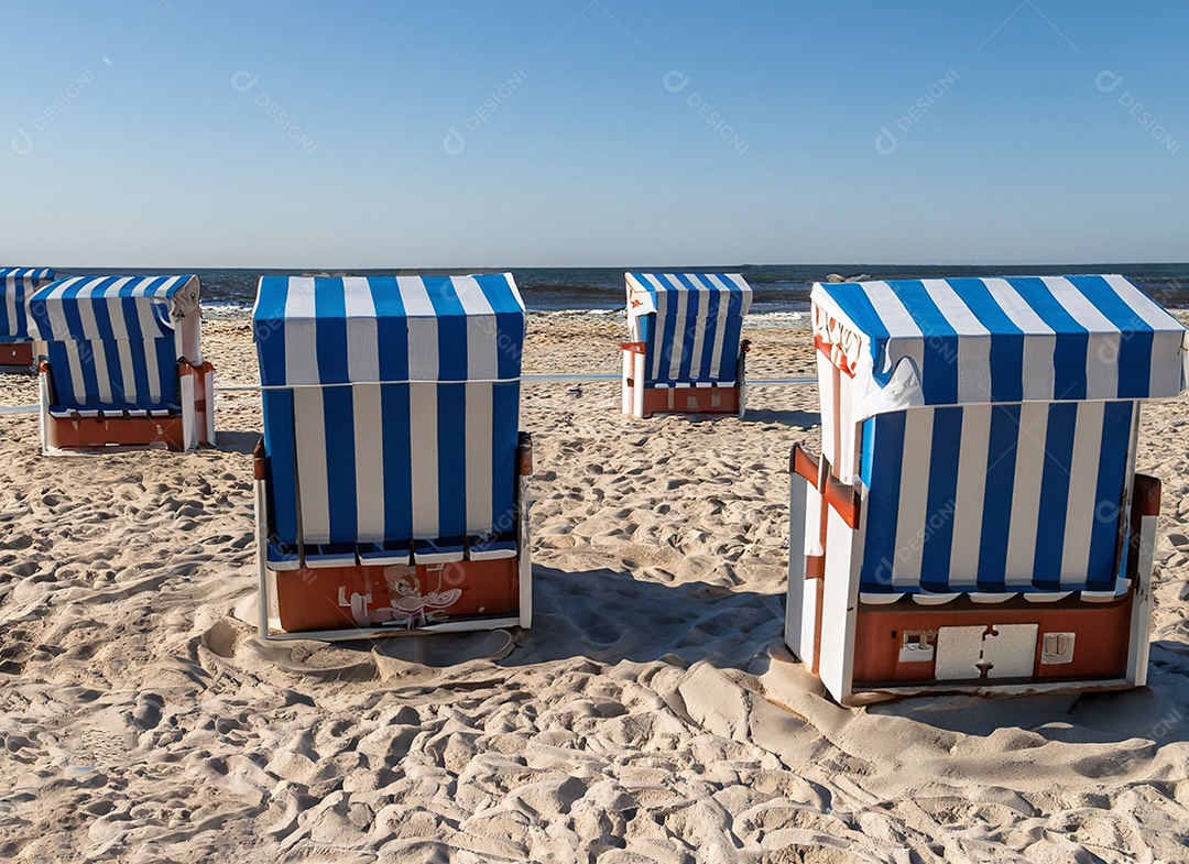 Cadeiras de praia na areia