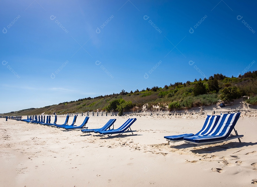 Cadeiras de praia na areia