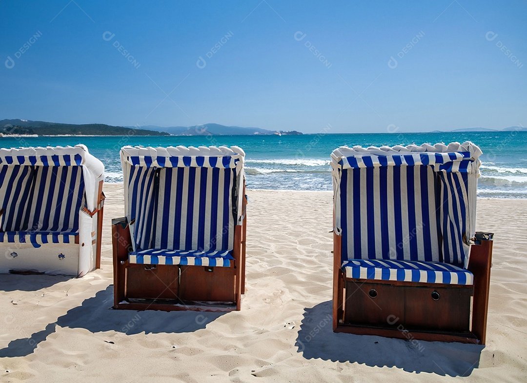 Cadeiras de praia na areia
