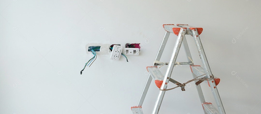 Escada no edifício do canteiro de obras.