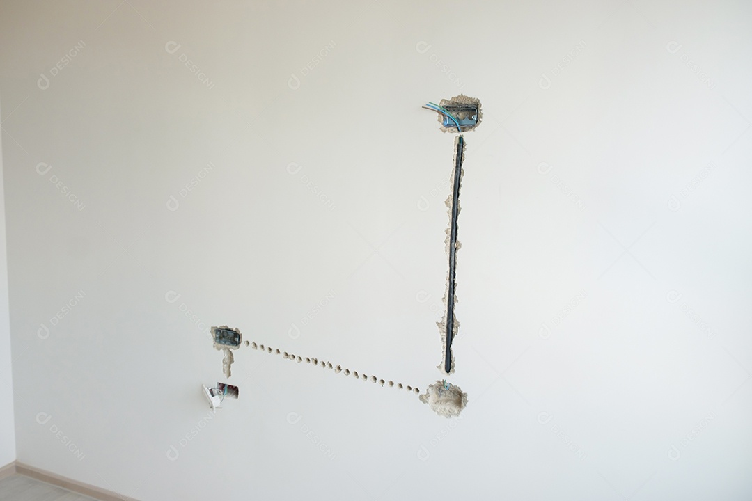 Fiação elétrica sob gesso, cabos de instalação ocultos para tomada em concreto.