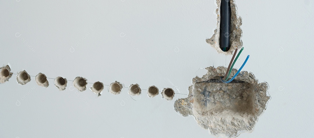 Fiação elétrica sob gesso, cabos de instalação ocultos para tomada em concreto.