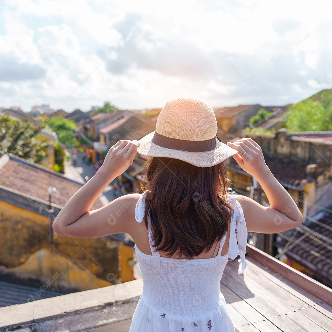 viajante feliz viajando em Hoi Uma cidade antiga no Vietnã, mulher com vista panorâmica