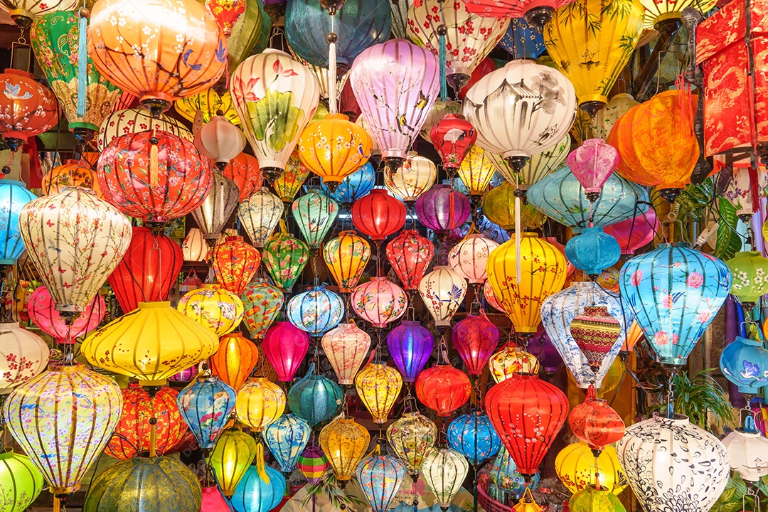 Lanternas coloridas no mercado noturno em Hoi Uma cidade antiga no centro do Vietnã