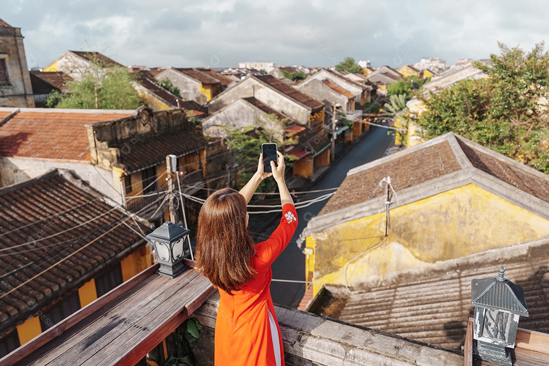 Mulher feliz usando vestido vietnamita Ao Dai, viajante