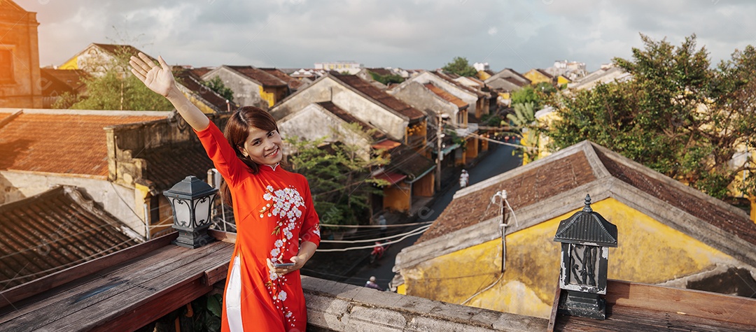 Mulher feliz usando vestido vietnamita Ao Dai, viajante