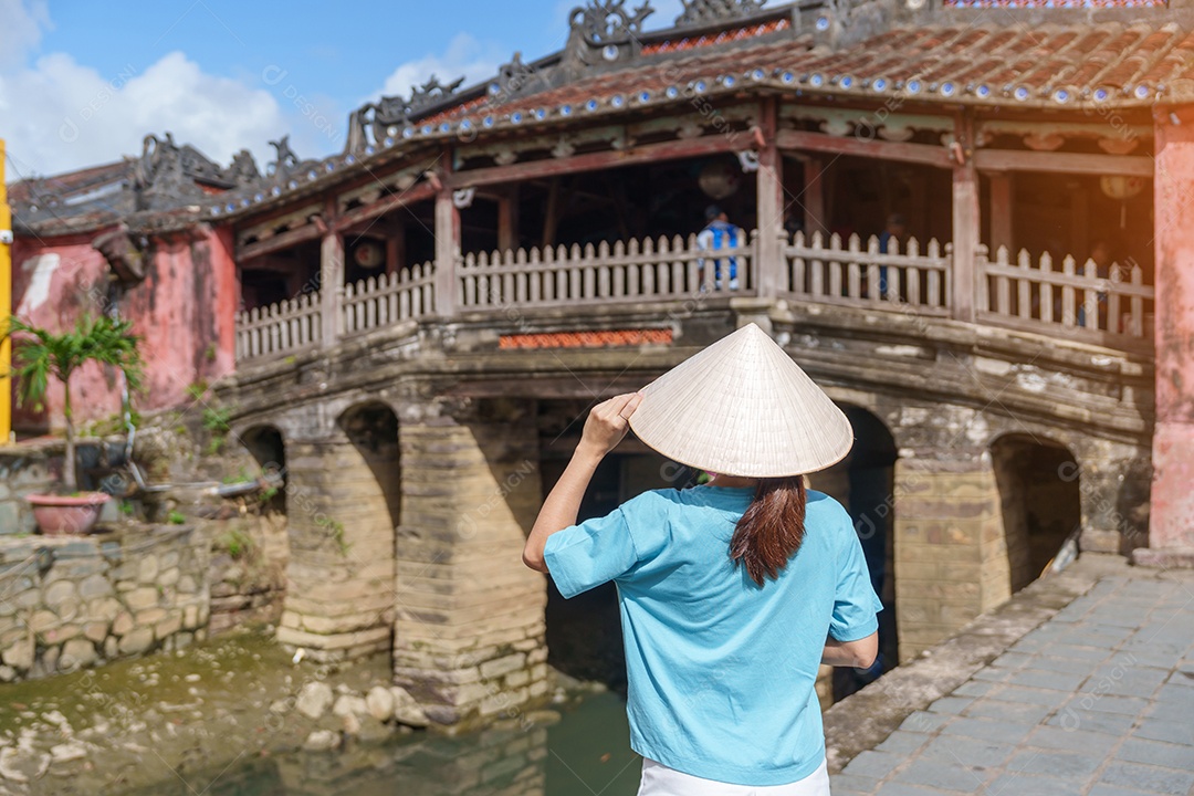 Mulher viajante passeando na ponte coberta japonesa