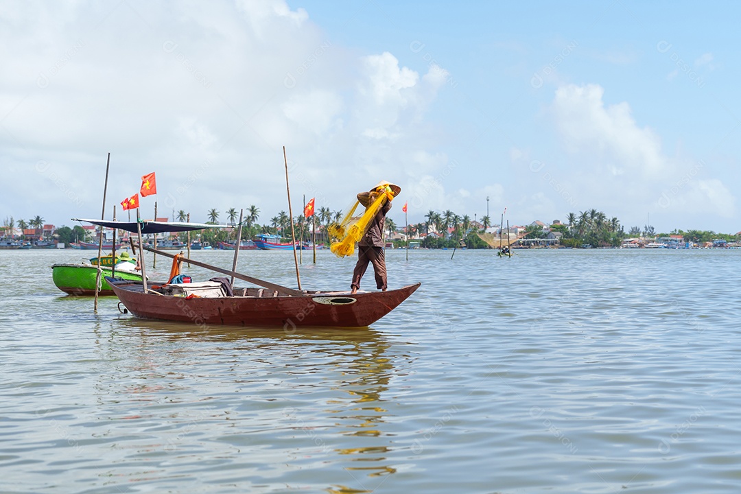 Rede de pesca de pescador no barco na aldeia de Cam thanh.