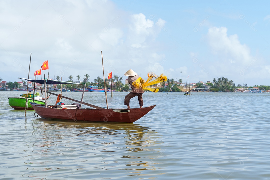 Rede de pesca de pescador no barco na aldeia de Cam thanh.