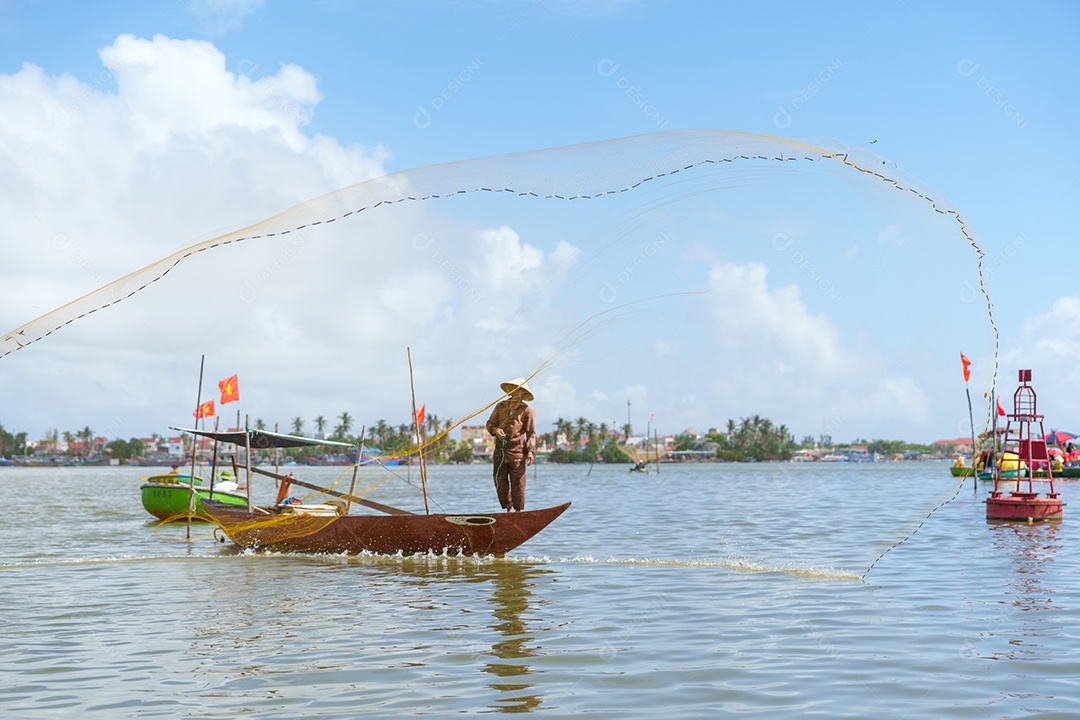 Rede de pesca de pescador no barco na aldeia de Cam thanh.