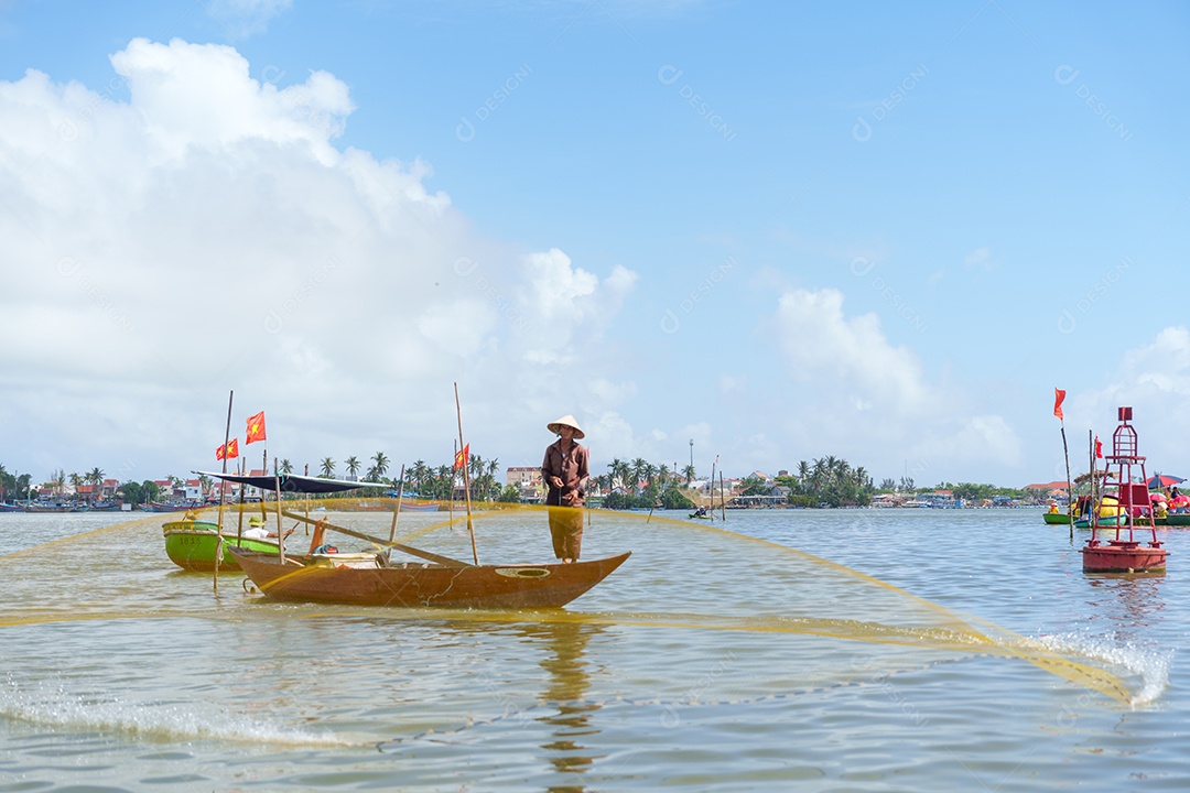 Rede de pesca de pescador no barco na aldeia de Cam thanh.