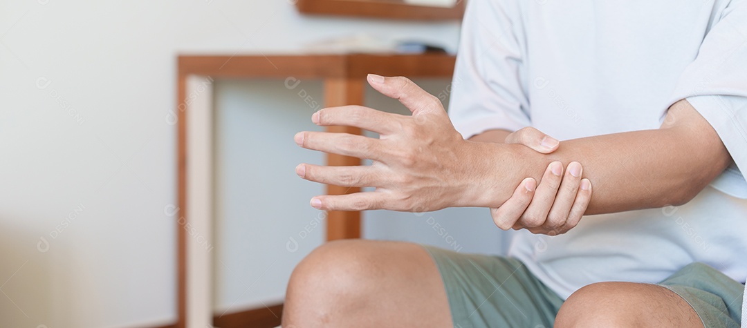 Homem com dor no pulso