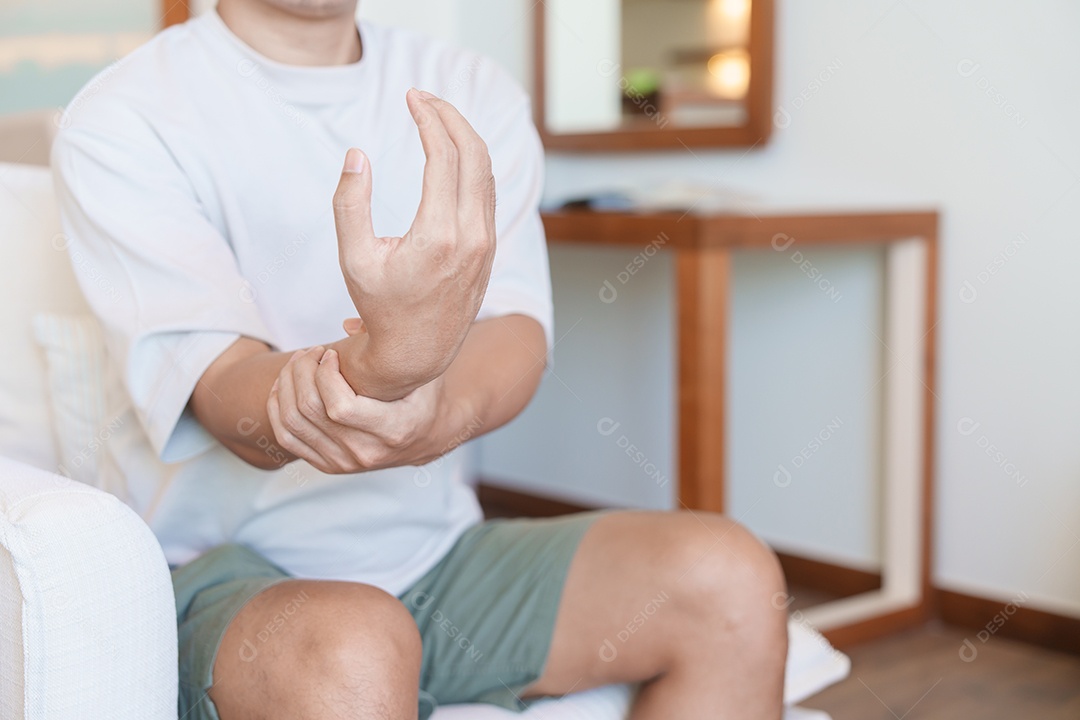 Homem com dor no pulso