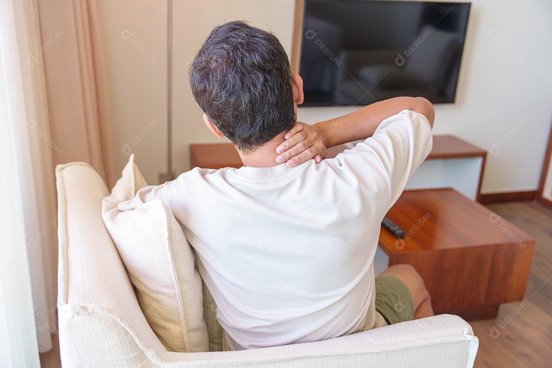 Homem com dor no pescoço e nos ombros