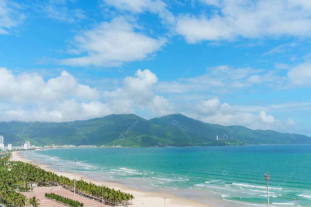 Cenário da praia My Khe na cidade de Da Nang, Vietnã.