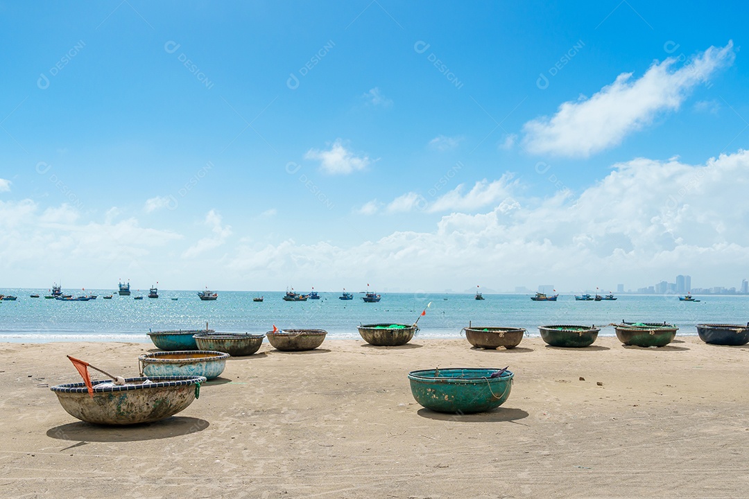 Barcos de cesta na praia My Khe, na cidade de Da Nang, Vietnã.