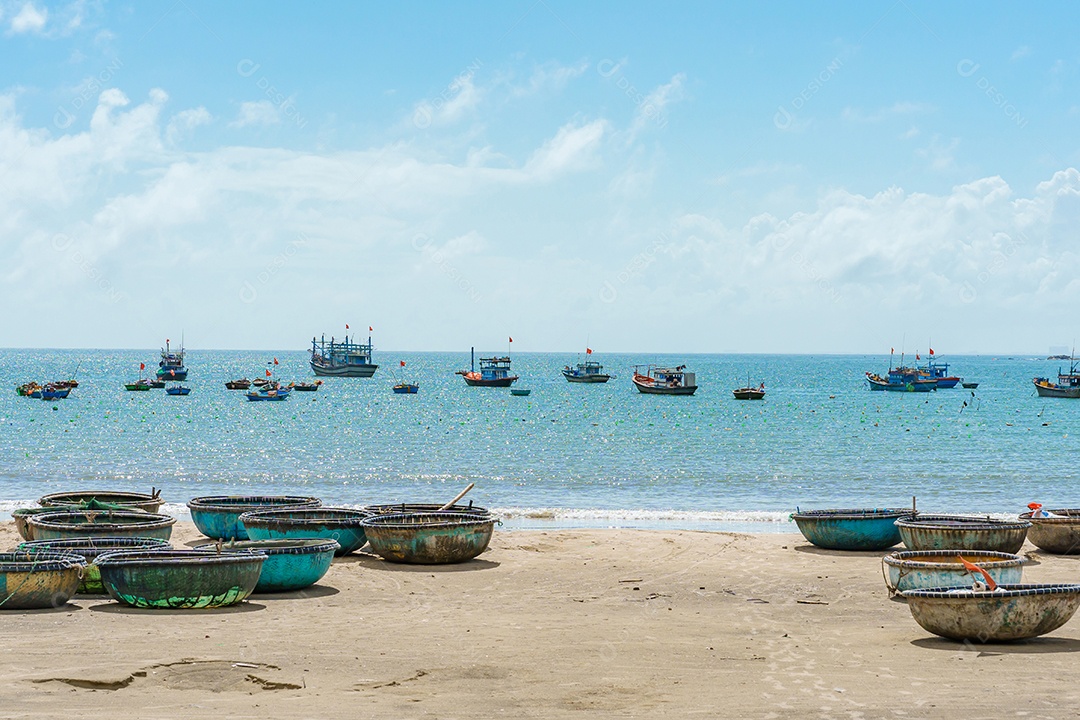 Barcos de cesta na praia My Khe, na cidade de Da Nang, Vietnã.