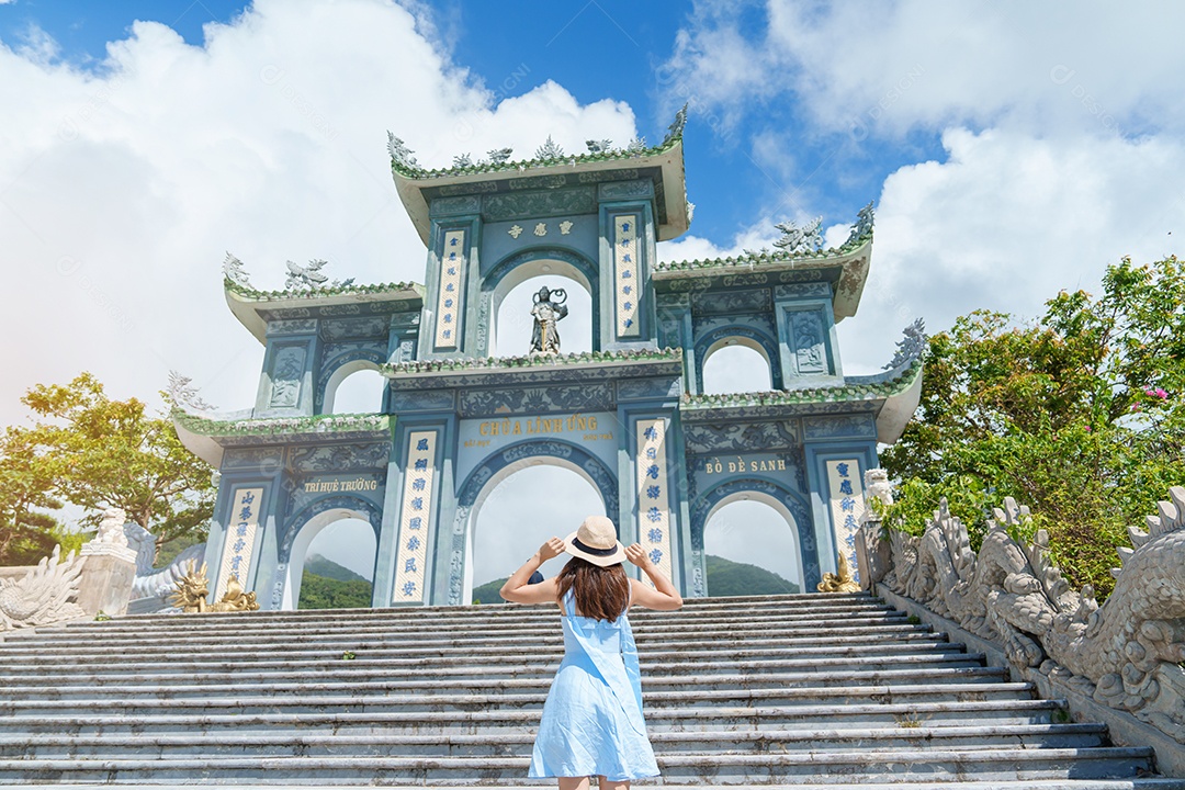 Mulher viajante visitando o templo Linh Ung Pagoda, tradução do caracter chinês.