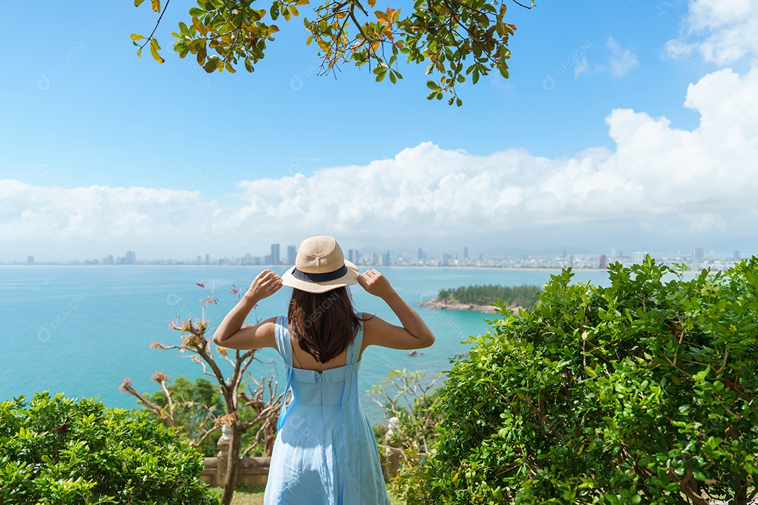 Viajante de mulher passeando pela vista da cidade de Da Nang.