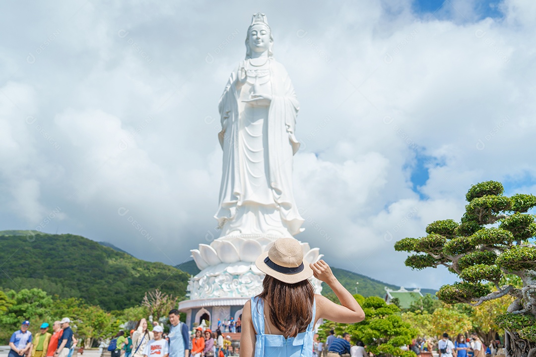 Mulher viajante visitando o templo Linh Ung Pagoda ou Lady Big Buddha.