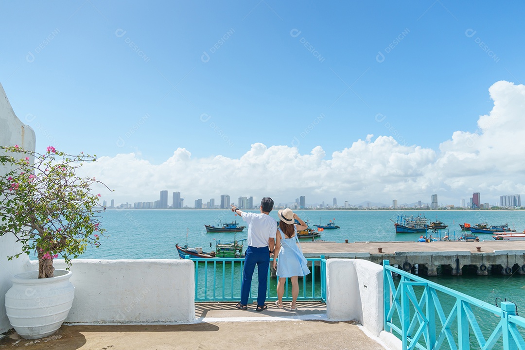 Viajante de casal visitando a marina de Son Tra.