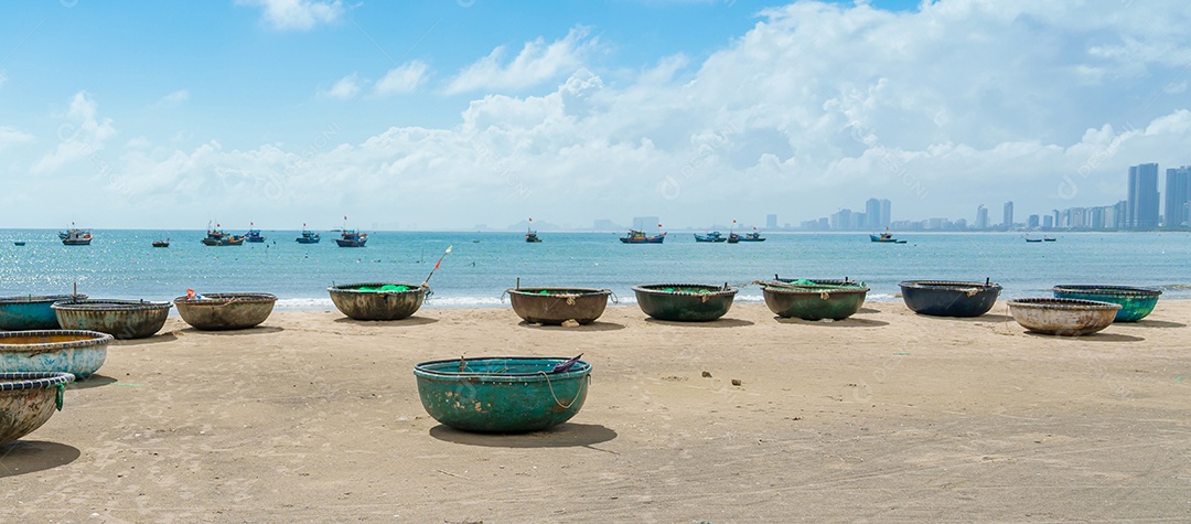Barcos de cesta na praia My Khe, na cidade de Da Nang, Vietnã.