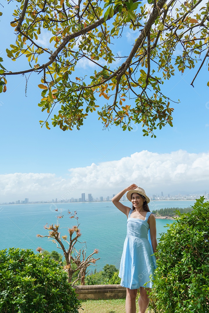 Viajante de mulher passeando pela vista da cidade de Da Nang.