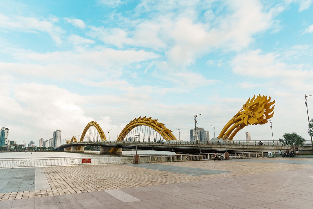 Ponte do dragão com o rio Han na cidade de Da Nang. Marco e popular para atração turística.
