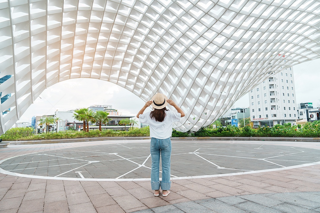 Mulher viajante visitando a cidade de Da Nang.