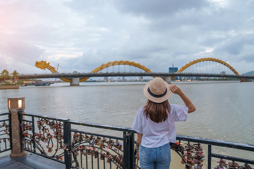 Mulher viajante visitando a cidade de Da Nang.