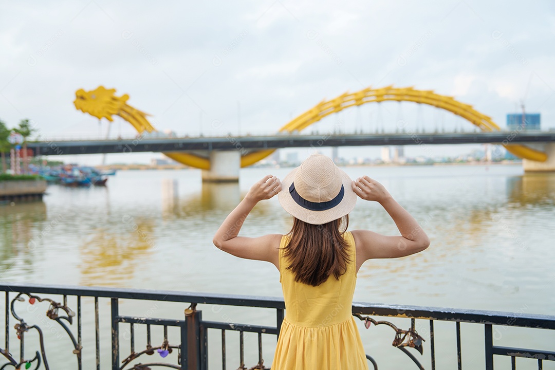 Mulher Viajante com vestido amarelo visitando Da Nang.